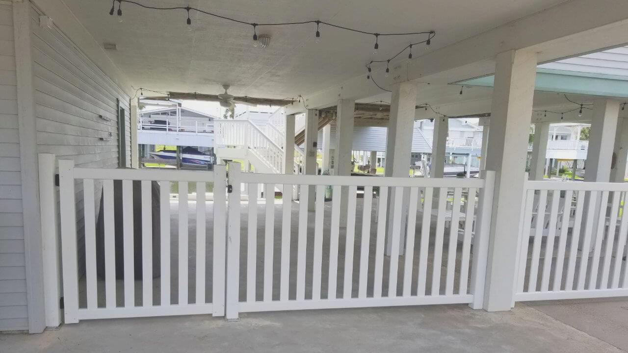 4ft vinyl fence installation around Houston Tx